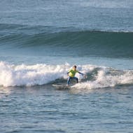 Clases de de surf en la playa de Matosinhos con Linha de Onda Surfing School Matosinhos.
