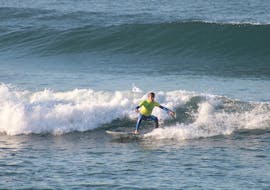 Cours de surf (dès 6 ans) sur la plage de Matosinhos avec Linha de Onda Surfing School Matosinhos.