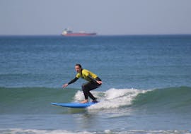 Together with Linha de Onda Surfing School a course participant makes her first surfing experiences during the surf lessons with transfer to Matosinhos.