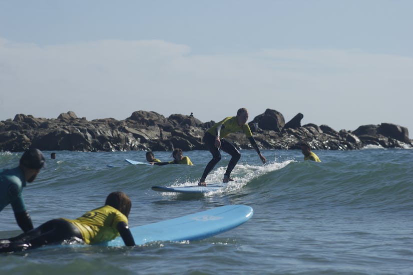 Grupo de surfistas pasándoselo bien con la Escuela de Surf Linha de Onda Matosinhos.
