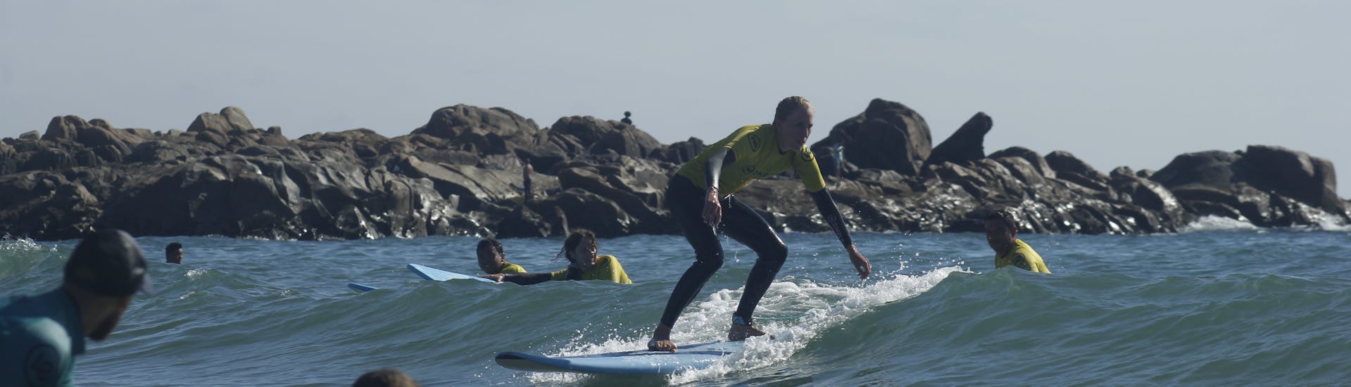 Un groupe de surfeurs passe un bon moment avec Linha de Onda Surfing School Matosinhos.