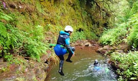 Ein junges Mädchen springt während des von Epic Madeira organisierten Canyoning für Einsteiger auf Madeira in ein natürliches Becken.
