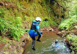 Canyoning a Madeira per principianti con EPIC Madeira Una ragazza salta in una piscina naturale durante il canyoning per principianti a Madeira organizzato da Epic Madeira.