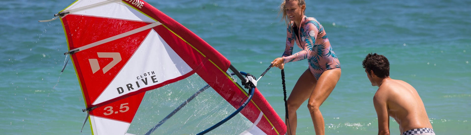 Vrouwen surfen tijdens de windsurflessen voor beginners van Water Donkey Wind & Kitesurfing Viganj.