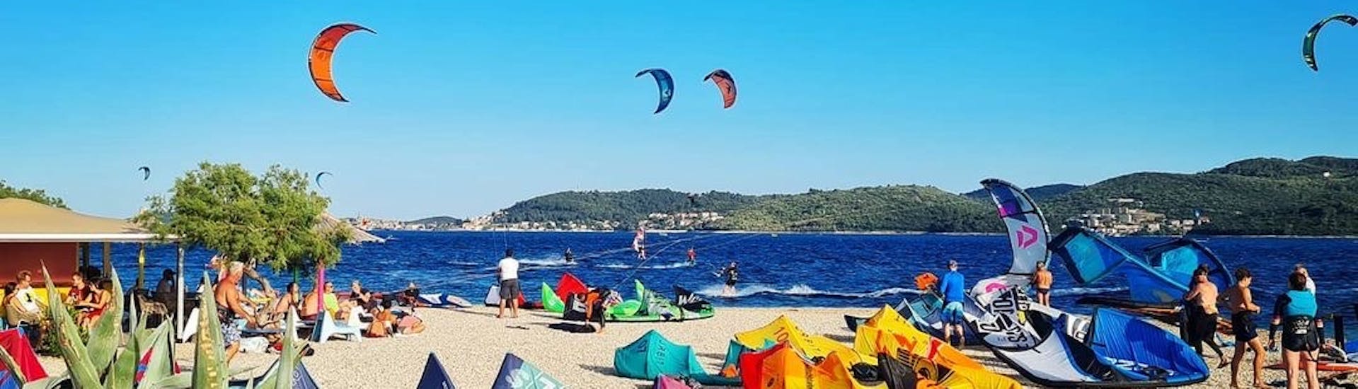 Der Strand, an dem Sie bei Water Donkey Wind & Kitesurfing Viganj privaten Kitesurfing-Unterricht für alle Niveaus nehmen können.