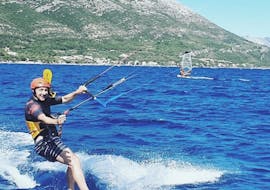 L'homme surfe pendant les leçons privées de kitesurf pour tous les niveaux avec Water Donkey Wind & Kitesurfing Viganj.