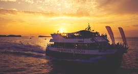 Balade en bateau de plage en plage à Ibiza au coucher du soleil avec Ibiza Boat Cruises.