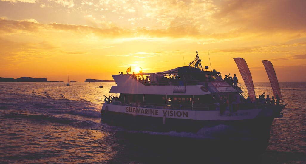 Strandhoppen op Ibiza met snorkelen bij zonsondergang met Ibiza Boat Cruises.