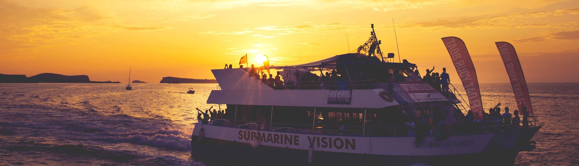 Beach Hopping auf Ibiza mit Schnorcheln bei Sonnenuntergang mit Ibiza Boat Cruises.