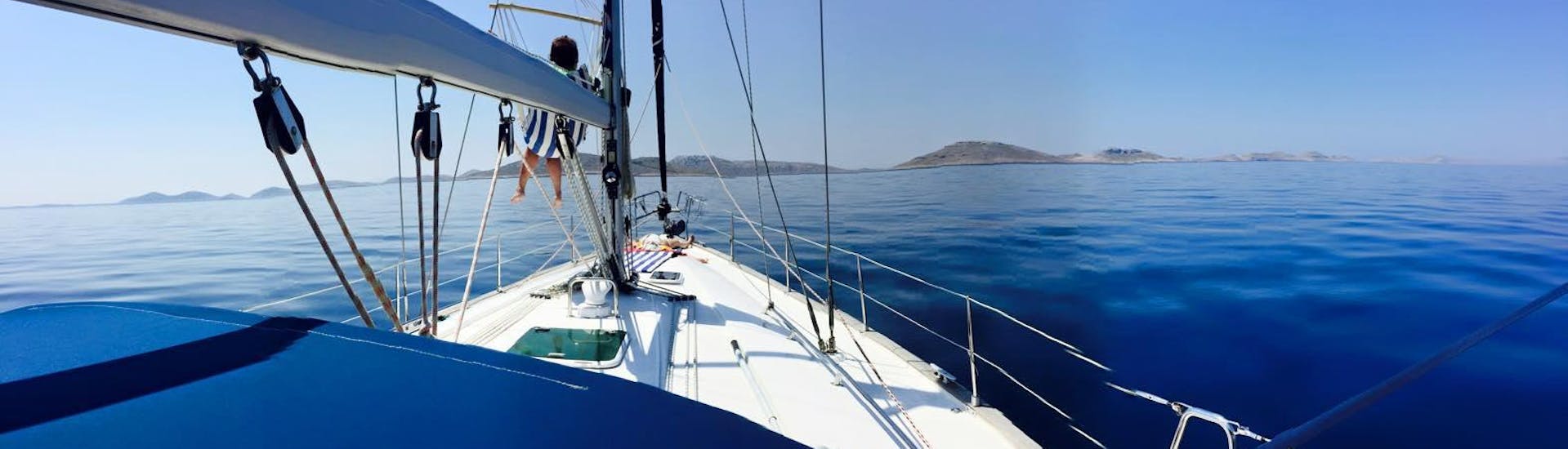 Gita privata in barca a vela da Tisno al Parco Nazionale Isole Kornati.