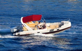 Privé boottocht van Hvar City naar Pakleni Islands met zwemmen & toeristische attracties met Hvar Boats.