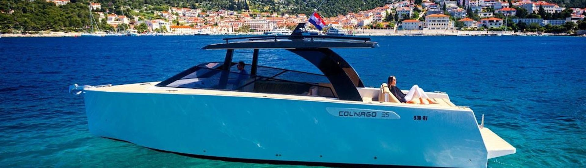 Gita privata in barca da Città di Hvar a Palmižana con bagno in mare e visita turistica.