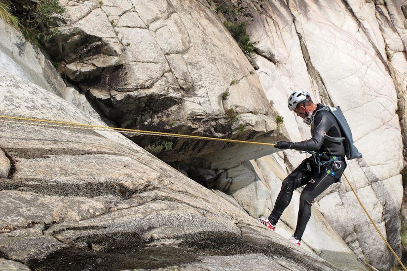 A participant is abseiling over a rock wall during the Extreme Canyoning for Groups - Lake Sylvenstein with Montevia.