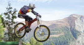 Location - Vélo de Descente avec Swiss Mountain Sports Crans-Montana.