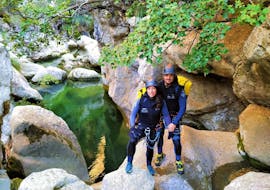 A couple enjoying during a day of Canyoning in Mallorca for Beginners with Explora Mallorca.