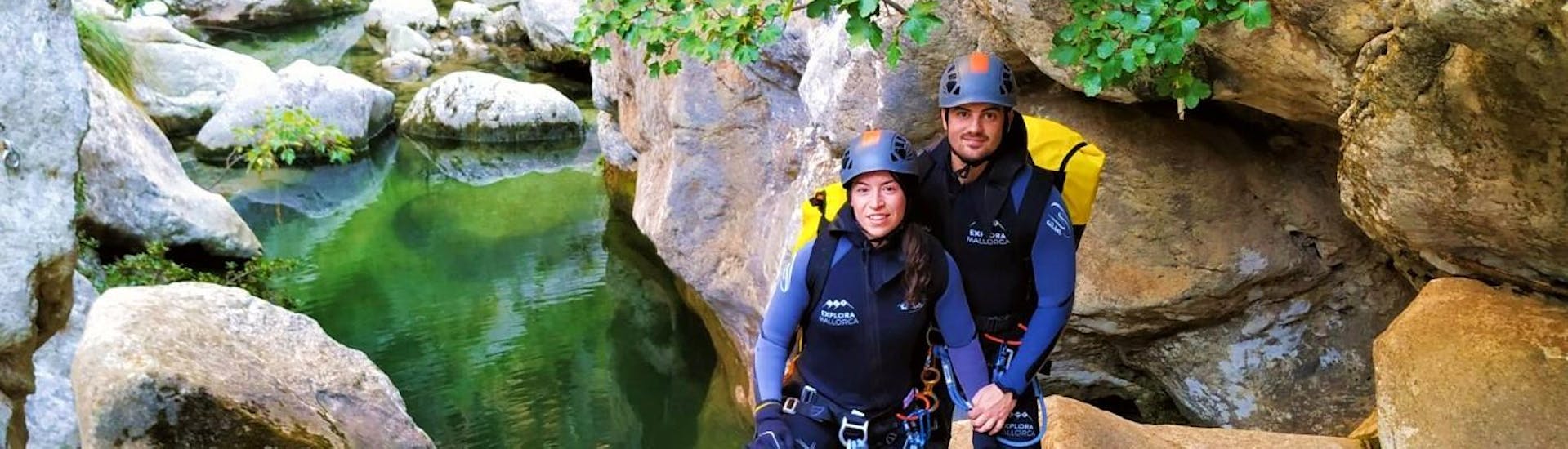 A couple enjoying during a day of Canyoning in Mallorca for Beginners with Explora Mallorca.
