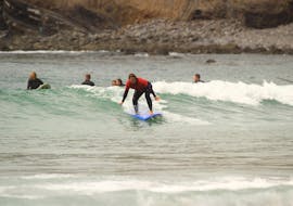 Un groupe de surfeurs pendant une leçon de surf pour surfeurs Intermédiaires avec Algarve Adventure.
