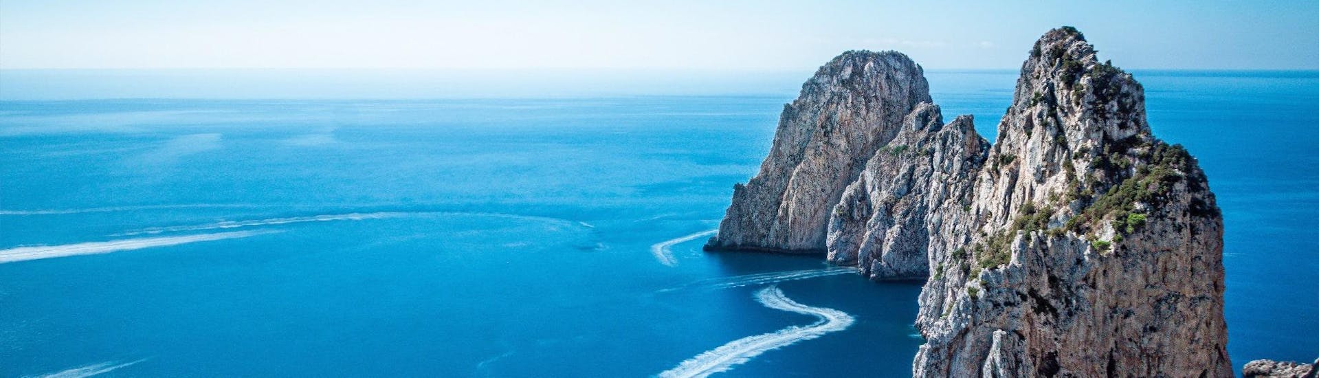 Grande immagine dei Faraglioni che possono essere ammirati durante la gita in barca da Sorrento a Capri, inclusa la Grotta Azzurra.