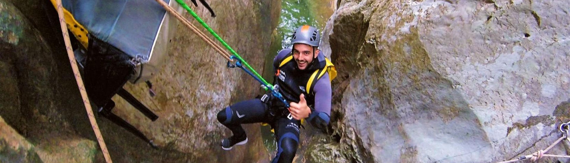 A man during the Canyoning in Mallorca for Experts with Explora Mallorca.