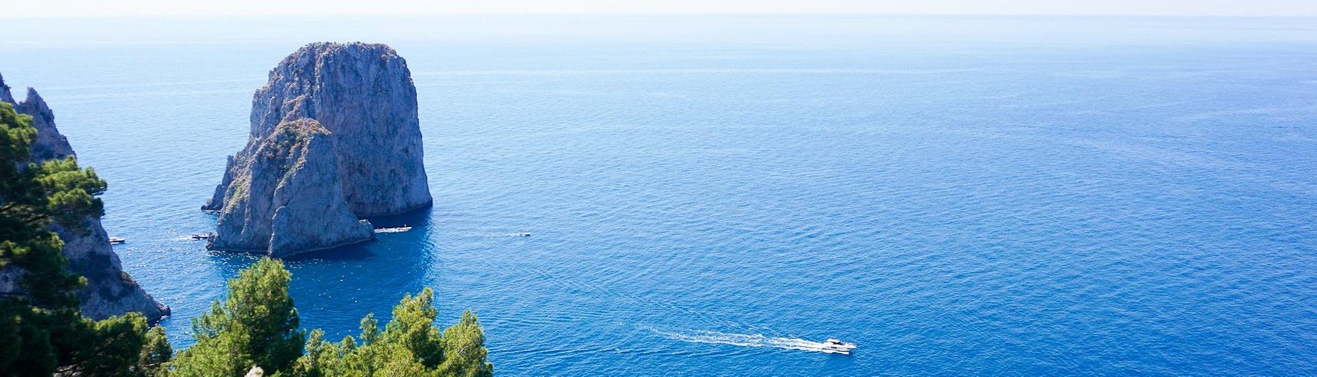 Ideaal weer voor de halve dag boottocht van Sorrento naar Capri incl. Blue Grotto.