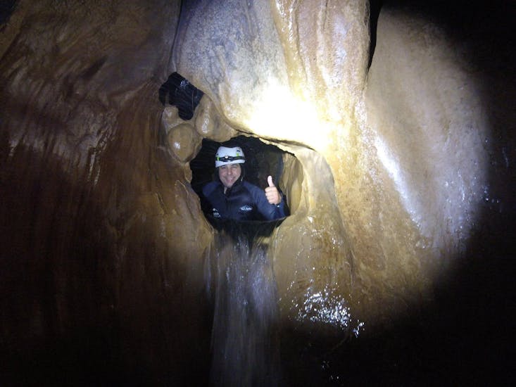 Un homme à l'intérieur d'une grotte pendant la Spéléologie à Majorque pour les Débutants avec Explora Mallorca.