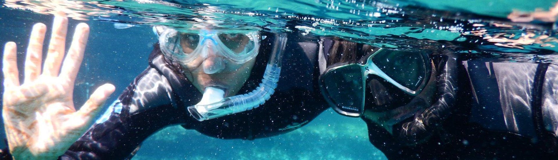 Zwei Personen, die ihren Schnorchelausflug auf Mykonos zusammen mit einem erfahrenen Tauchlehrer vom Mykonos Diving Center genießen.