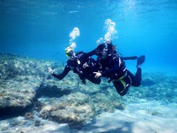 Une femme en pleine activité de Discover Scuba Diving à Paradise Beach à Mykonos avec Mykonos Diving Center.