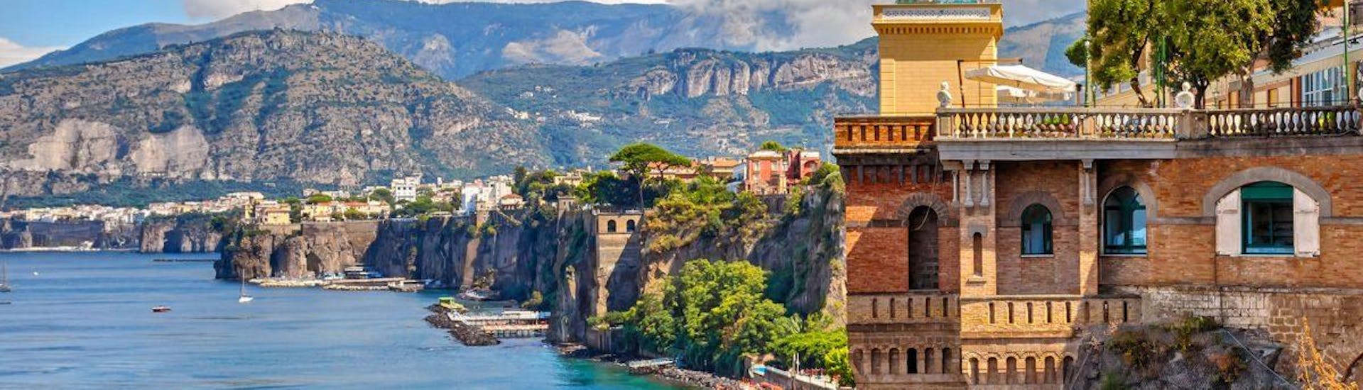 Amalfi è uno dei punti salienti che i partecipanti possono ammirare durante il viaggio in barca da Napoli a Positano e Amalfi.
