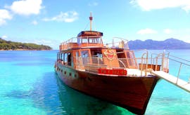 Notre bateau pirate lors d'une excursion en bateau pirate au départ de Pollença avec snorkeling, SUP et paella avec Robinson Boat Trips.