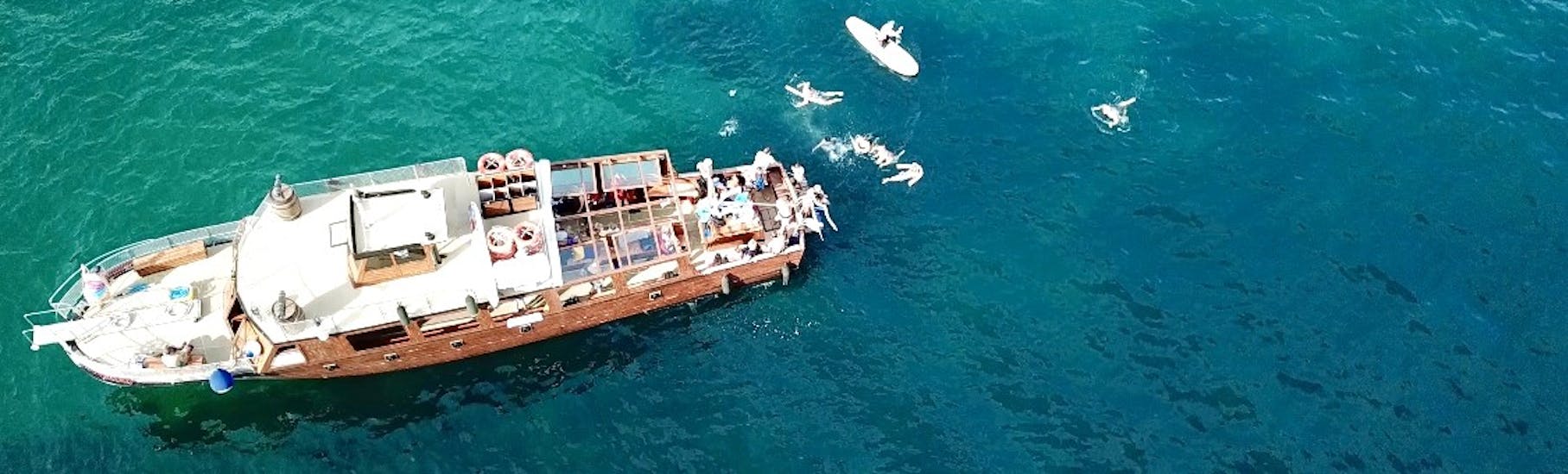 Ein Blick auf unser Boot während einer Piratenfahrt ab Pollença mit Schnorcheln, SUP & Paella mit Robinson Boat Trips.