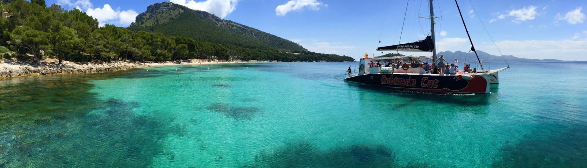 El barco cruza las aguas cristalinas durante el Paseo en Catamarán desde Pollença - Amanecer con Delfines organizado por Robinson Boat Trips. 