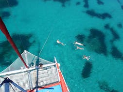 Les participants à la sortie en bateau se baignent dans une eau cristalline lors de la Sortie en catamaran dans la baie de Pollença avec Snorkeling organisée par Robinson Boat Trips.