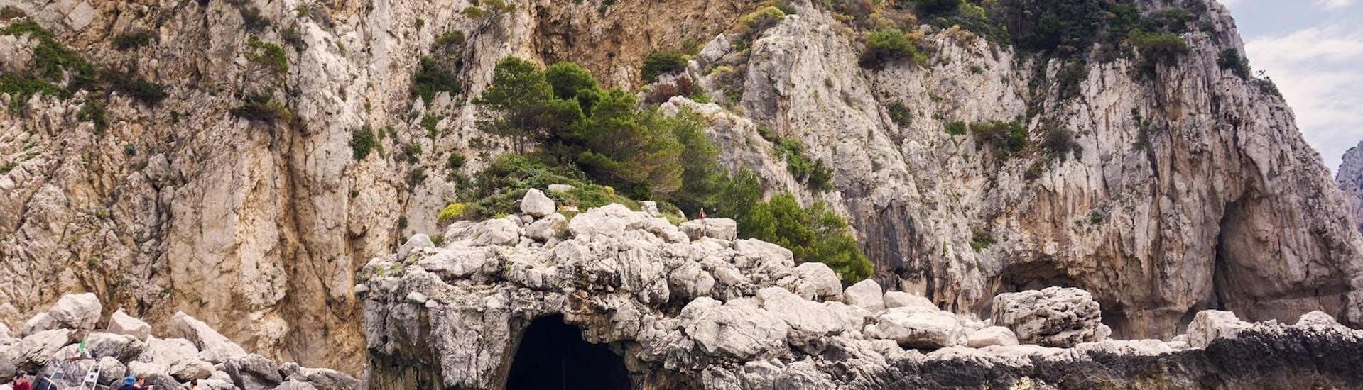 Une vue magnifique d'une grotte depuis le bateau lors de l'excursion en bateau autour de Capri au départ de l'île.