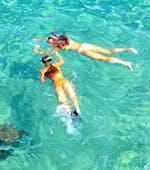 Due ragazze esplorano l'affascinante mondo sottomarino dei mari cretesi durante la loro Escursione di snorkeling in barca con Evelin Dive Center Rethymno.