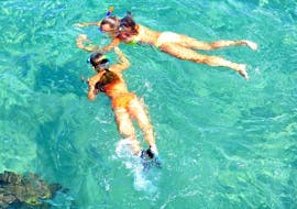 Two girls exploring the fascinating under water world of the Cretan Seas on their Snorkeling Adventure at Kalivaki Beach together with the diving experts from Evelin Diving Center.