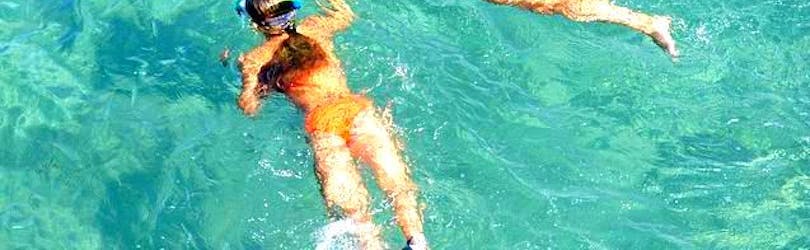 Due ragazze esplorano l'affascinante mondo sottomarino dei mari cretesi durante la loro Escursione di snorkeling in barca con Evelin Dive Center Rethymno.