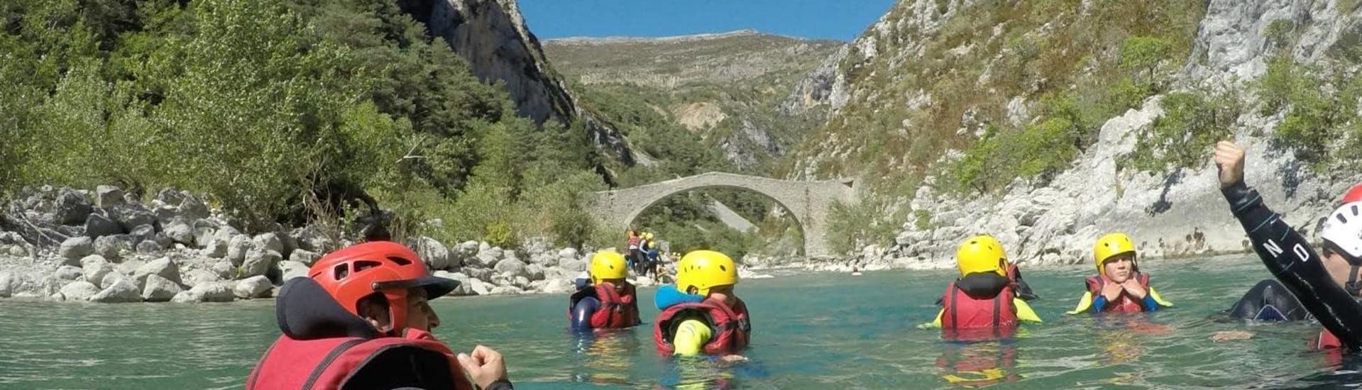 A group is enjoying their River Trekking in Pont de Tusset - Discovery activity operated by Haute Provence Outdoor.