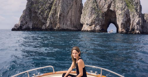 Balade en bateau à Capri au départ de Rome avec You Know! Boat Sorrento Une fille pose pour une photo pendant l'excursion en bateau de Rome à Capri.