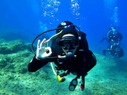 A woman enjoying her first diving experience on her Trial Scuba Diving Course for Beginners - Discover Scuba together with the experienced instructors from Evelin Dive Center.