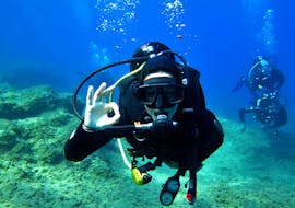 A woman enjoying her first diving experience on her Trial Scuba Diving Course for Beginners - Discover Scuba together with the experienced instructors from Evelin Dive Center. 