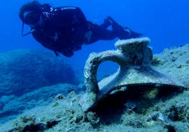 Un plongeur explorant le monde sous-marin de la mer de Crète lors de son cours de plongée pour débutants - PADI Scuba Diver avec un instructeur expérimenté du Evelin Dive Center.