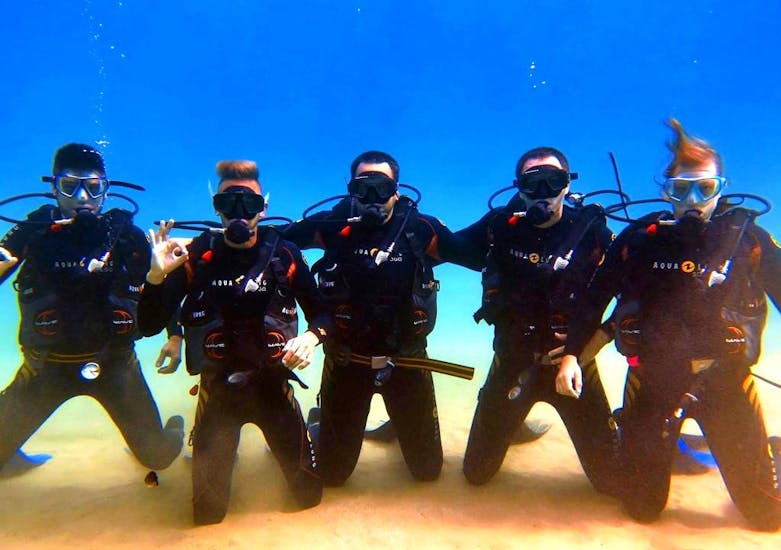 Un gruppo di subacquei si diverte durante il Corso PADI Open Water Diver sulla spiaggia di Kalivaki per principianti con Evelin Dive Center Rethymno.