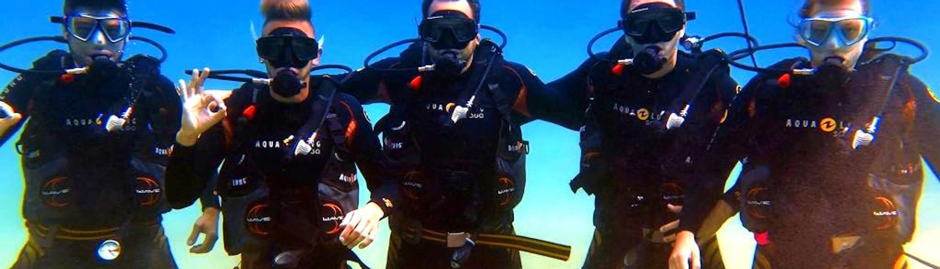 Eine Gruppe von Tauchern, die in ihrem Tauchkurs für Anfänger - PADI Open Water Diver mit den erfahrenen Tauchlehrern vom Evelin Dive Center jede Menge Spaß haben.