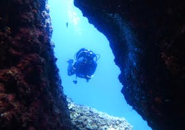 A diver exploring the depths of the Cretan Sea on his Scuba Diving Course - PADI Advanced Open Water Diver together with an experienced instructor from Evelin Dive Center.