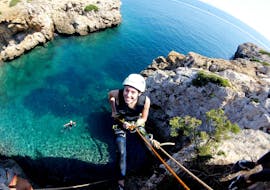Un chico disfrutando de la ruta durante un Coasteering en la costa este de Mallorca para principiantes con Explora Mallorca.