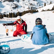 Ein Lehrer erklärt etwas im Snowboardkurs für Kinder & Erwachsene für Anfänger mit Skischule Obergurgl.