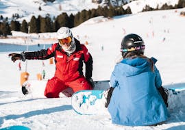 An instructor is teaching Snowboarding Lessons for Beginners from Skischule Obergurgl.