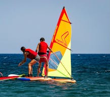 Lezioni di windsurf a Kamari da 12 anni con Nemely Windsurf & SUP Center Kamari.