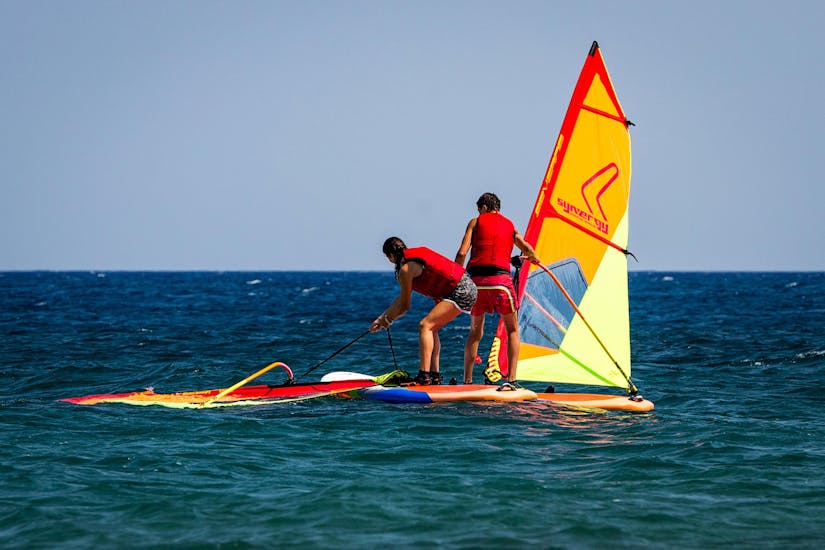 Lezioni di windsurf a Kamari da 12 anni.