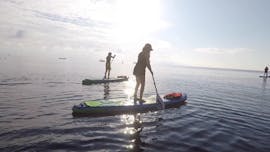 Stand Up Paddle Lessen in Kamari vanaf 12 jaar voor beginners met Nemely Windsurf & SUP Center Kamari.